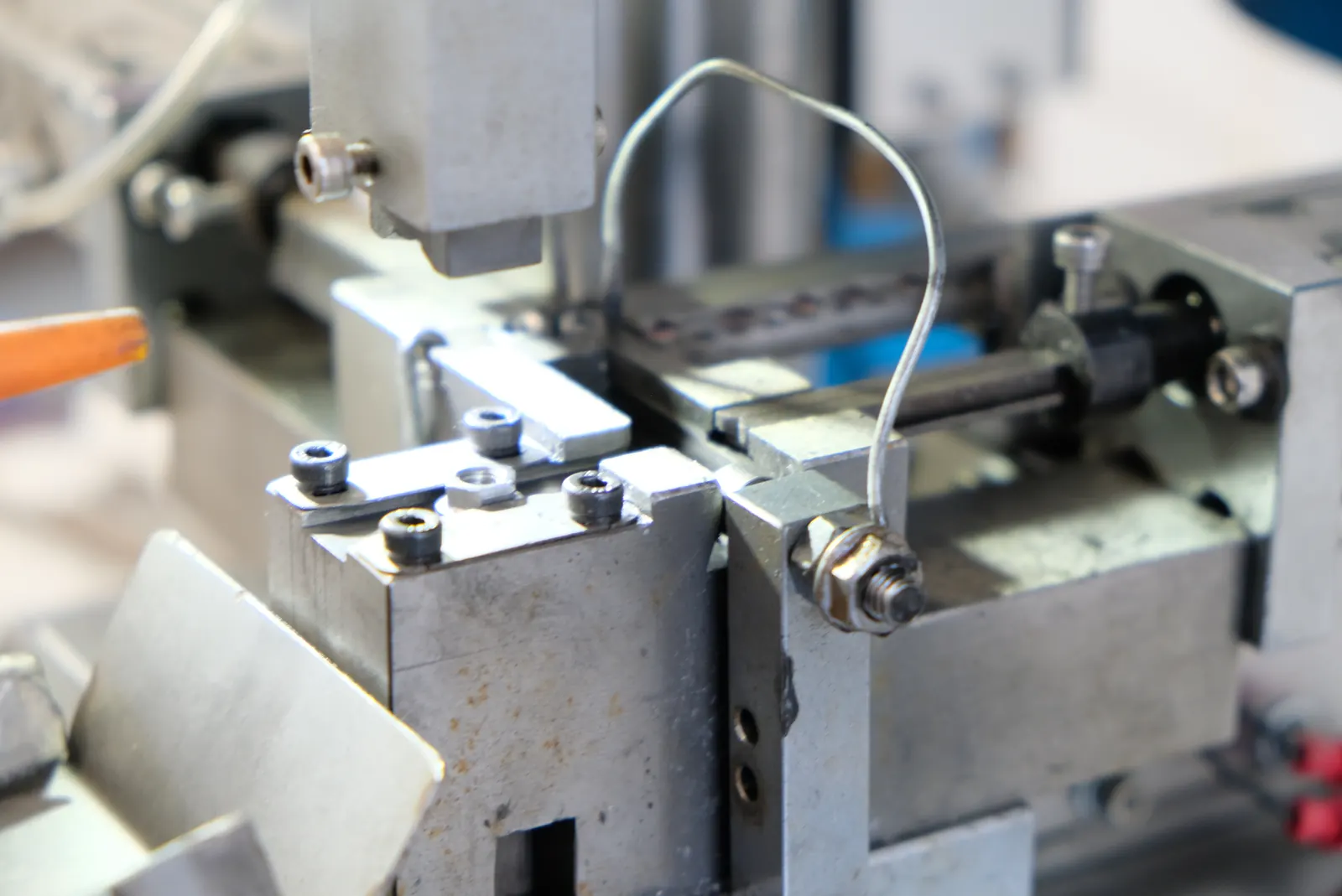 Close-up screw manufacturing equipment
