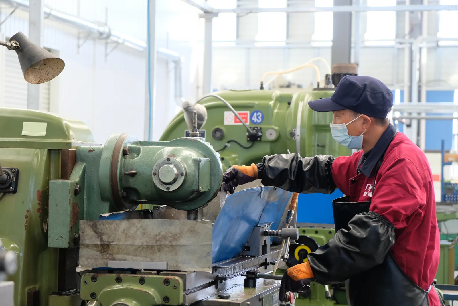 Flybear operator working at a screw production machine